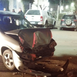 CDRO. RIVADAVIA: Un conductor alcoholizado chocó contra un auto estacionado en pleno centro