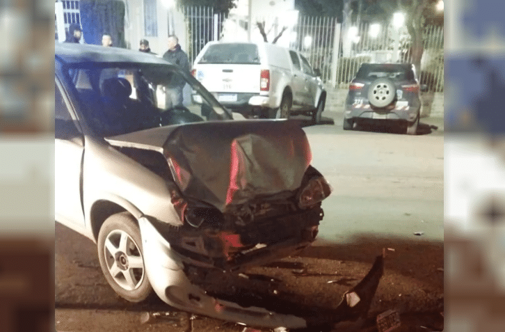 CDRO. RIVADAVIA: Un conductor alcoholizado chocó contra un auto estacionado en pleno centro