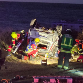 PTA. ARENAS: Conductor quedó atrapado tras volcar en sector Discordia