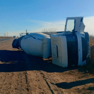 NEUQUÉN: Un camión hormigonero volcó mientras circulaba por la Ruta 7 rumbo a Vaca Muerta
