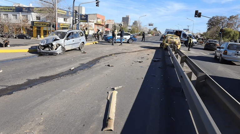 NEUQUÉN: Fuertísimo choque sobre la ex Ruta 22: heridos y tránsito cortado