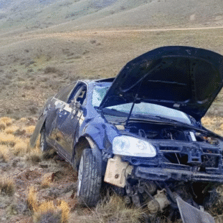 PICO TRUNCADO: Robaron el auto de un efectivo de la Policía de Santa Cruz y lo arrojaron por un barranco