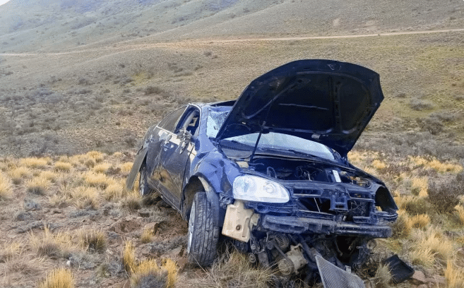 PICO TRUNCADO: Robaron el auto de un efectivo de la Policía de Santa Cruz y lo arrojaron por un barranco