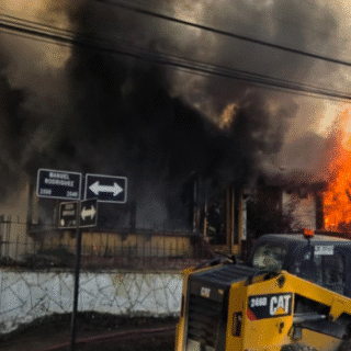 PTA. ARENAS: Rescataron a adulta mayor desde incendio que destruyó su vivienda