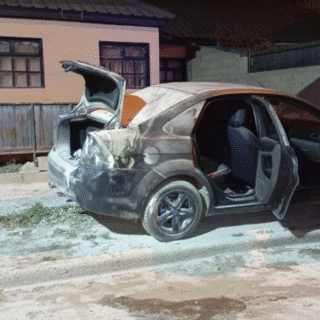 CALETA OLIVIA: Intentaron prender fuego un auto por la madrugada y la Policía busca a los autores