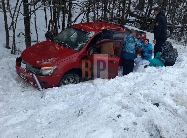 Una familia de turistas volcó en ruta 3 en el sector de los centros invernales