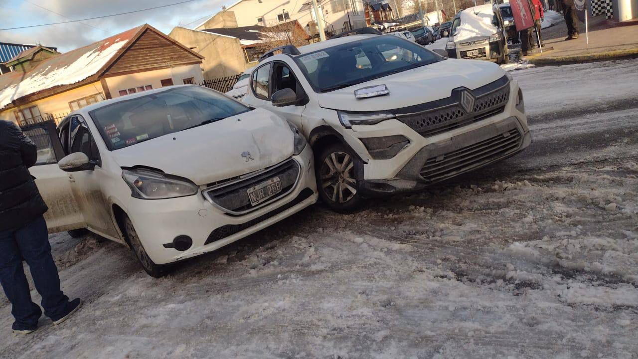 Colisión vehicular en Ushuaia: una mujer asistida por dolencias