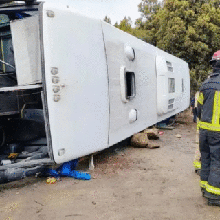 NEUQUÉN: Fuerte vuelco de un colectivo en Villa Traful sobre Ruta 65: hay 5 heridos graves