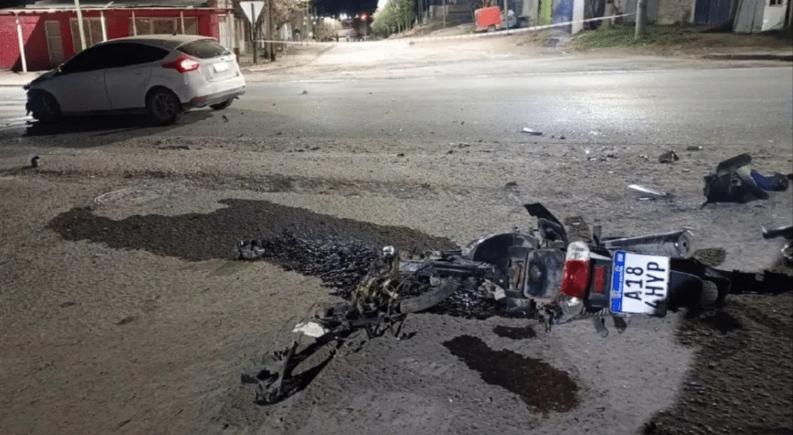 NEUQUÉN: Un motociclista murió tras chocar contra un auto que invadió su carril