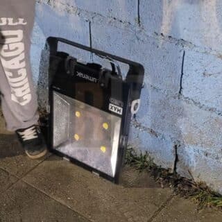 Un detenido con dispositivo electrónico de control y un menor demorado por robo