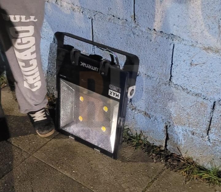 Un detenido con dispositivo electrónico de control y un menor demorado por robo