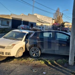 Accidente con tres vehículos involucrados y una mujer lesionada