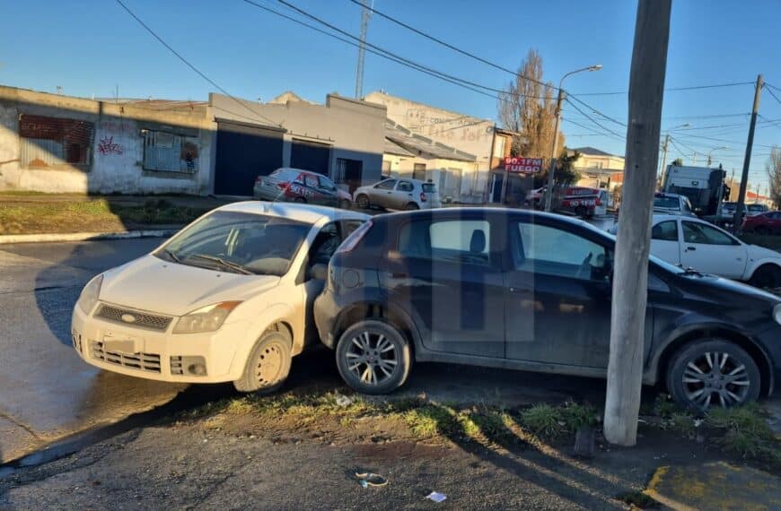 Accidente con tres vehículos involucrados y una mujer lesionada