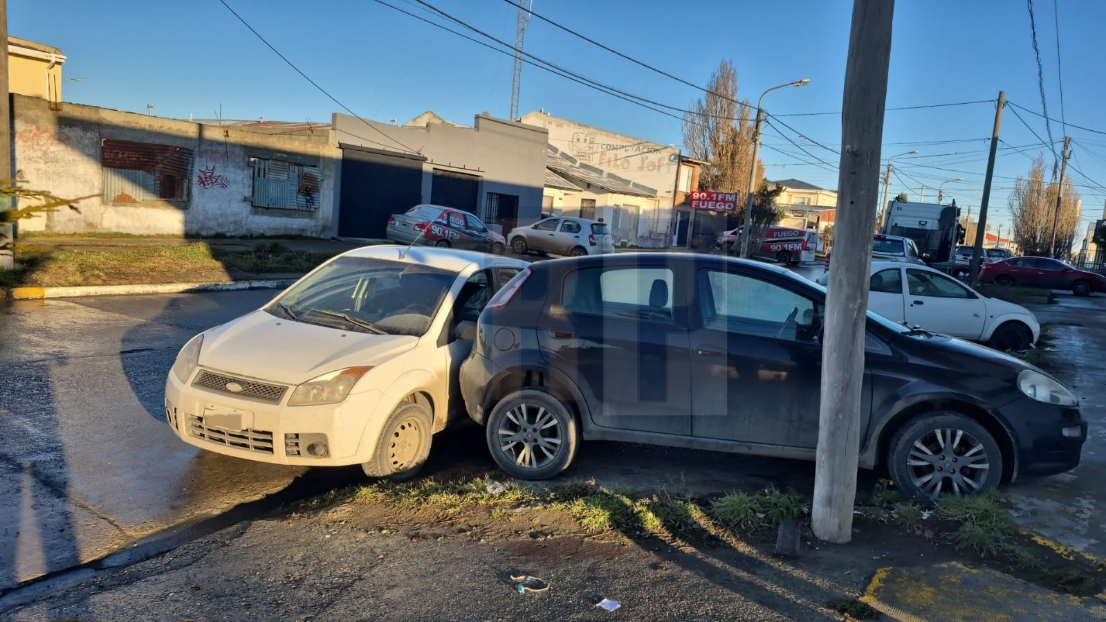 Accidente con tres vehículos involucrados y una mujer lesionada