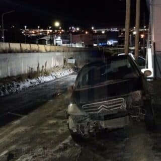 Siniestro vial en Ushuaia: un vehículo vuelca tras impactar contra un muro de contención