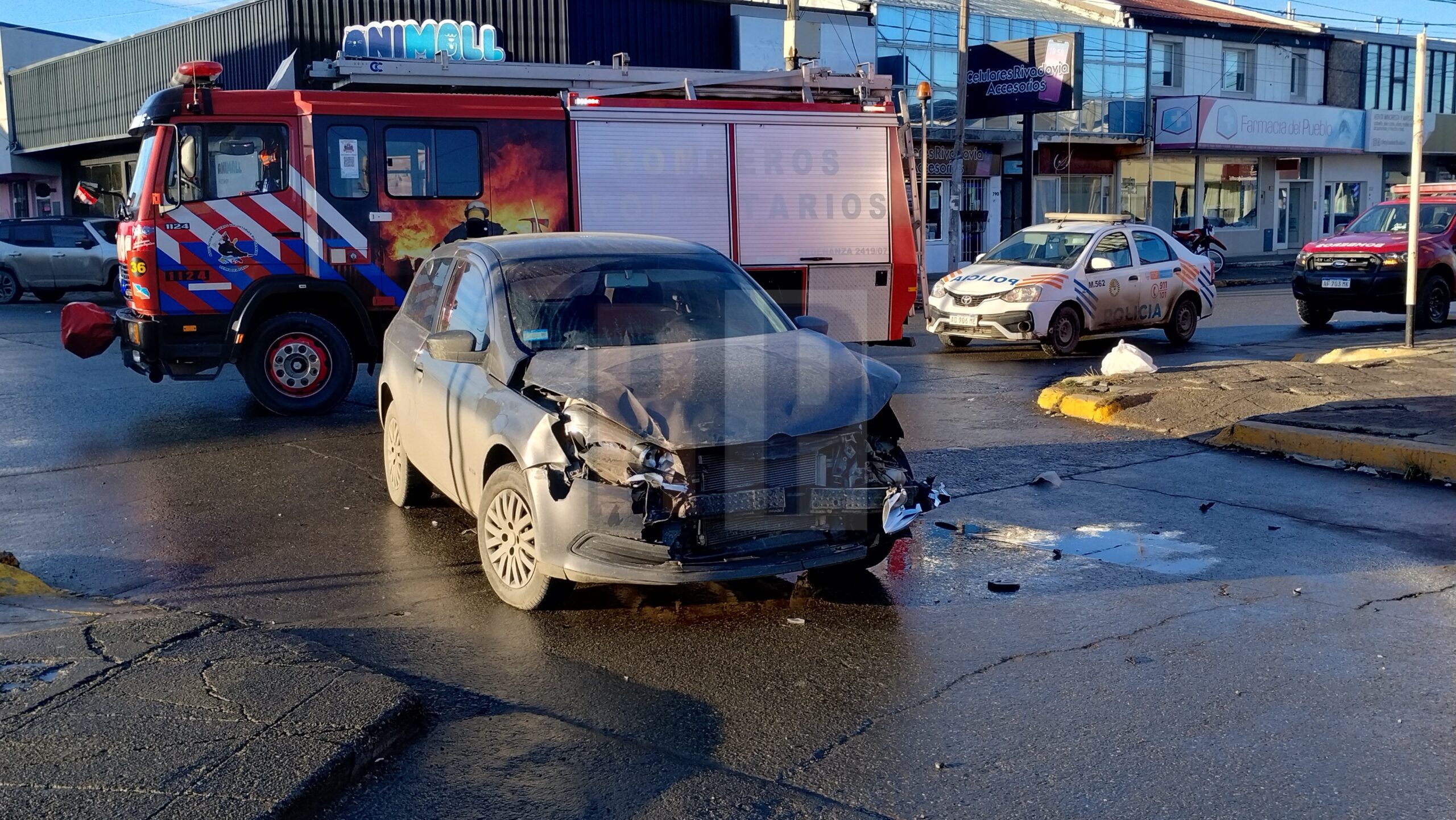 Violento accidente de tránsito sin lesionados pero con mucho daño en uno de los vehículos