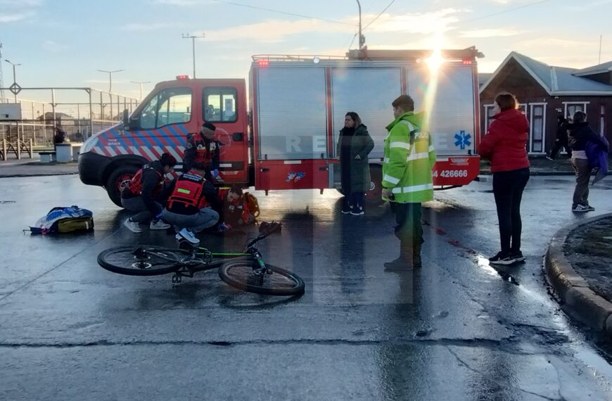 Una ciclista fue atropellada y trasladada al hospital