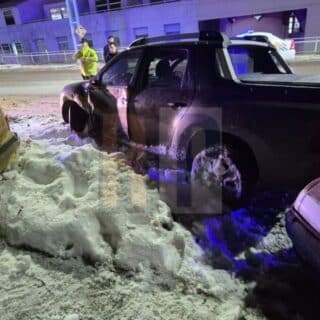 Conductor en estado de ebriedad colisionó a dos vehículos estacionados