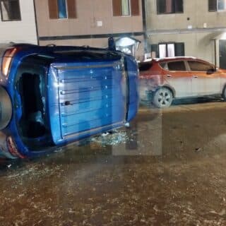 Choque seguido de vuelco, el conductor fue rescatado del interior del vehículo