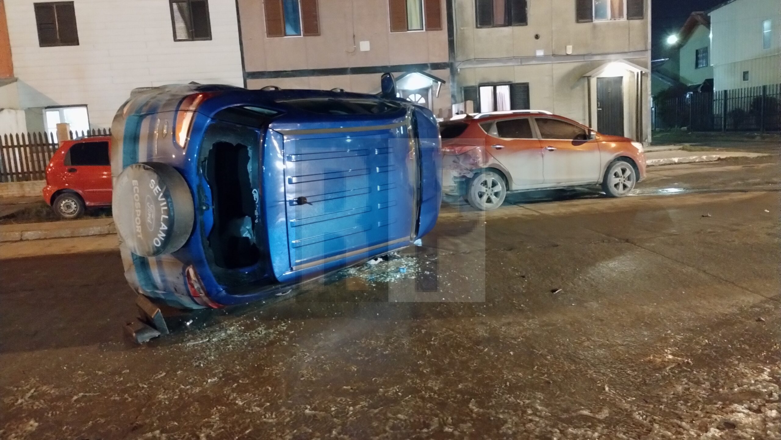 Choque seguido de vuelco, el conductor fue rescatado del interior del vehículo