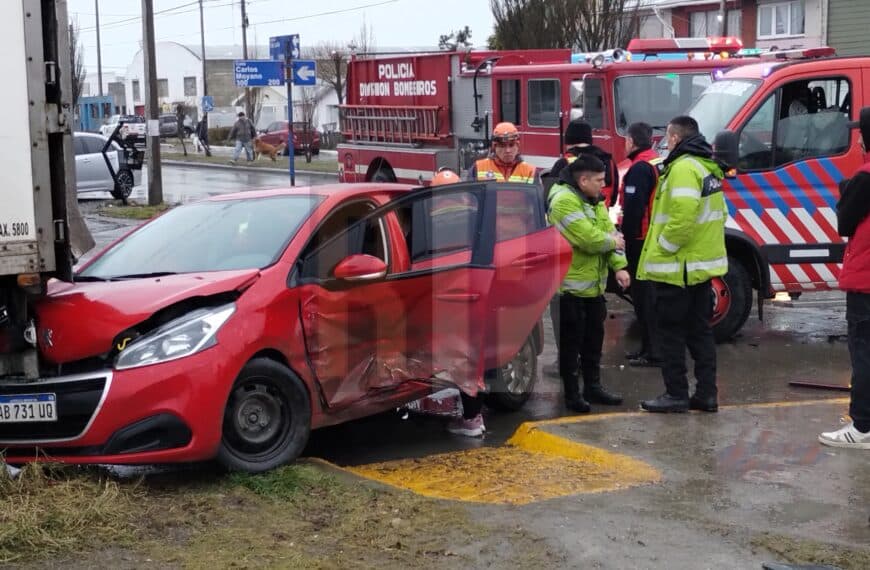 Accidente de tránsito deja varios heridos tras colisión entre dos vehículos