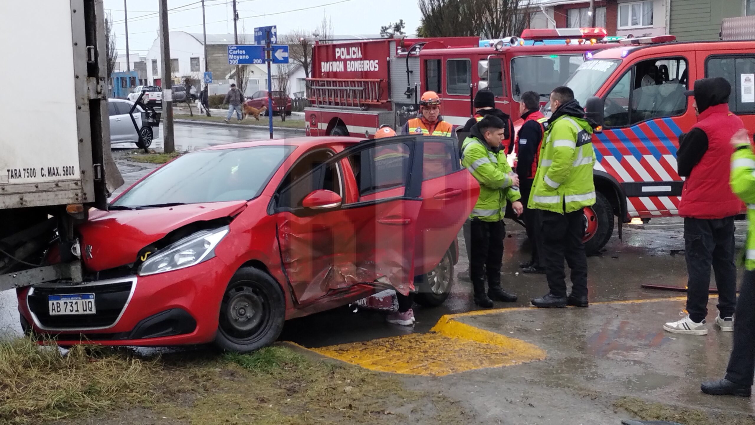Accidente de tránsito deja varios heridos tras colisión entre dos vehículos
