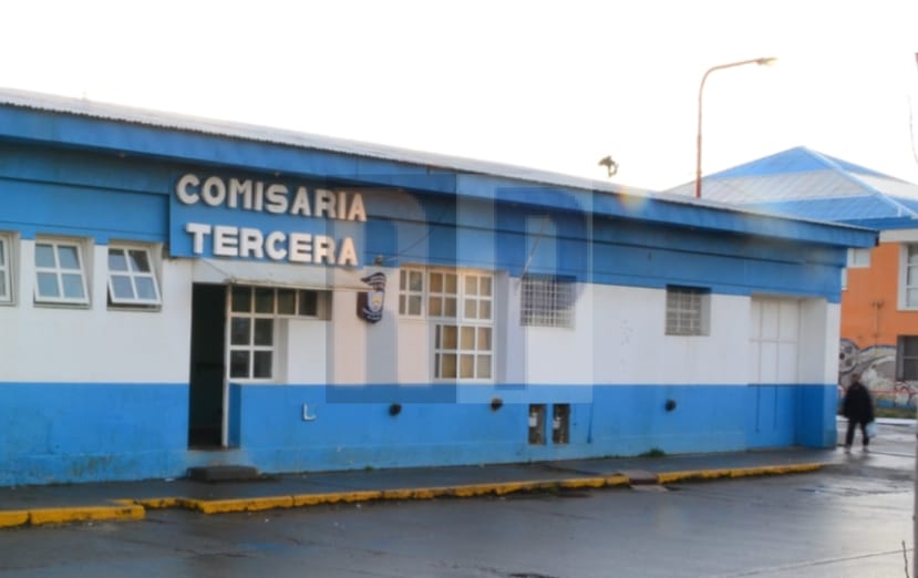 Detienen a dos hombres por hurto en una estación de servicio