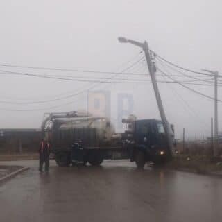 Accidente de tránsito, un camión municipal colisiona con poste de alumbrado público
