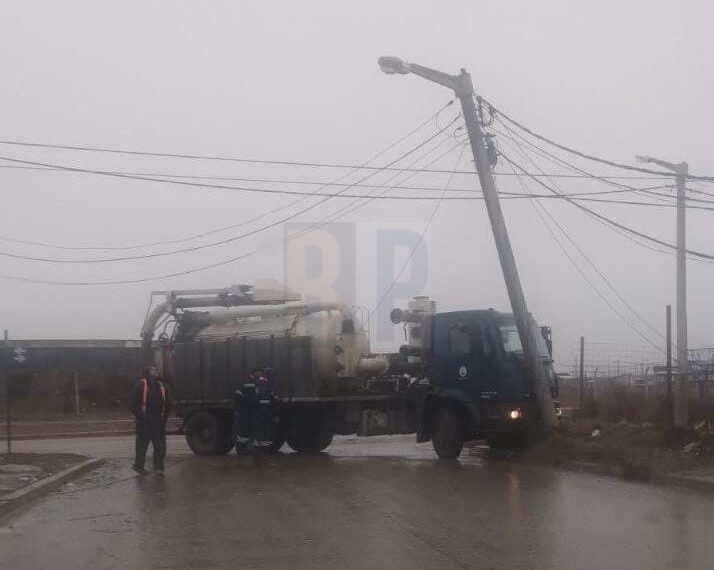 Accidente de tránsito, un camión municipal colisiona con poste de alumbrado público