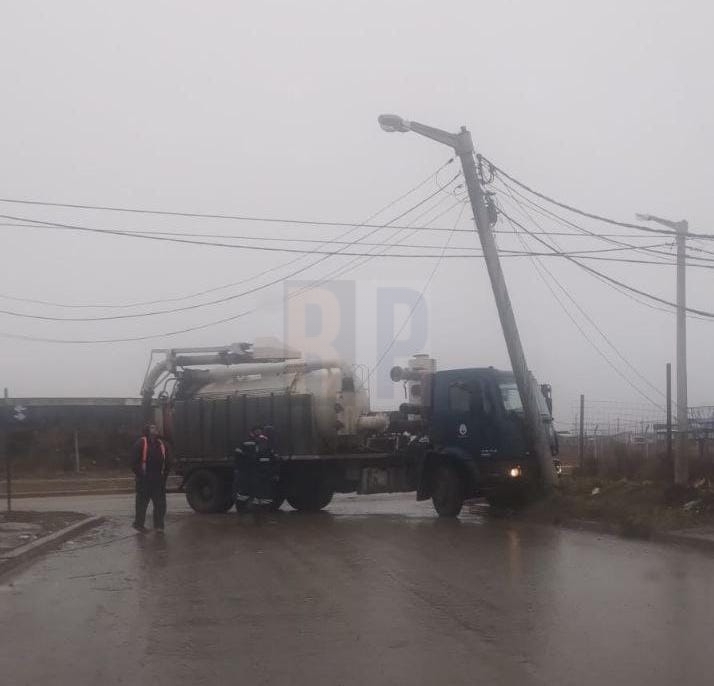 Accidente de tránsito, un camión municipal colisiona con poste de alumbrado público