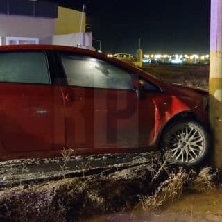 Un conductor lesionado tras impactar su vehículo contra un poste