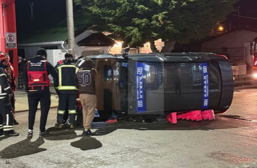 Accidente vial en Río Grande: remisero pierde el control y vuelca su vehículo en calle Viedma