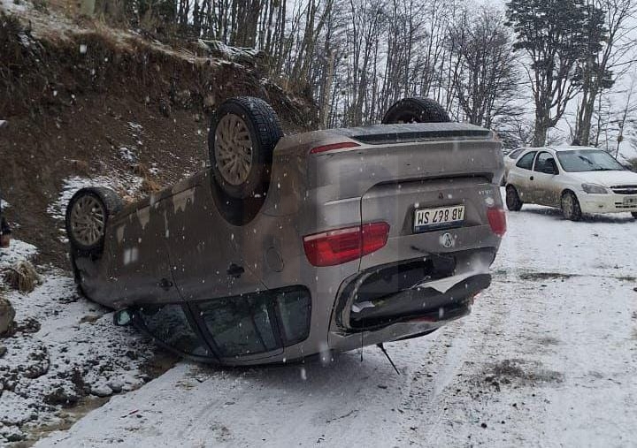 Siniestro vial en Ushuaia: vuelco en el ingreso al barrio Dos Banderas