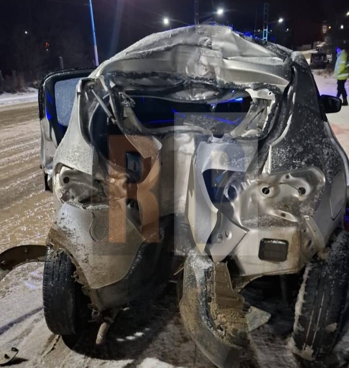 Violento accidente de un rodado con 4 jóvenes en la madrugada los que impactaron una columna