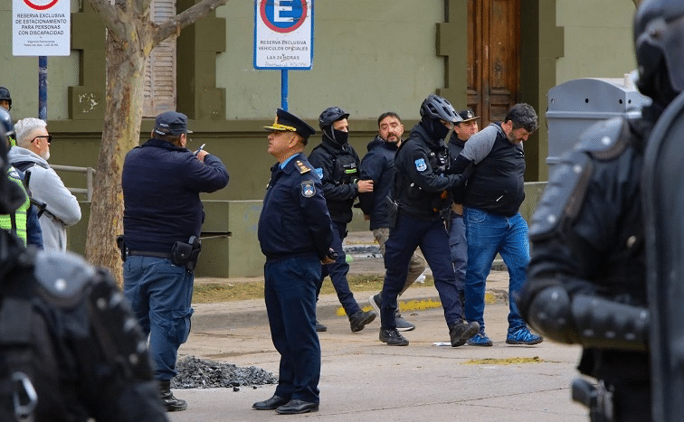 NEUQUÉN: Represión a comunidades mapuche: apuntan contra la «mafia petrolera» y Rolando Figueroa