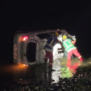 PTA. ARENAS: Conductor ebrio y sin licencia terminó volcado en el Estrecho de Magallanes