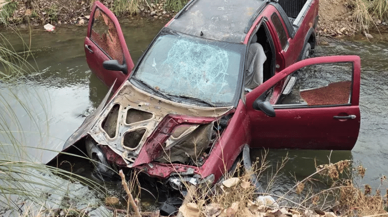 NEUQUÉN: Una camioneta terminó en el canal de Valentina Sur y los vecinos gestionaron el rescate