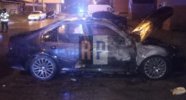 Incendiaron un auto en la madrugada en Chacra2 y el fuego afectó a otro