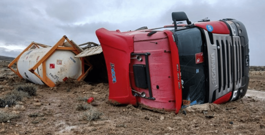 PTO. SAN JULIÁN: Se descompensó y volcó con el camión de transporte de sustancias peligrosas