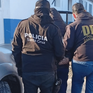 RÍO GALLEGOS: Policía secuestra celulares, notebooks y dispositivos en operativo judicial