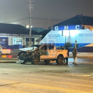 Conductor ebrio detenido tras persecución, dado que chocó autos estacionados e intentó escaparse