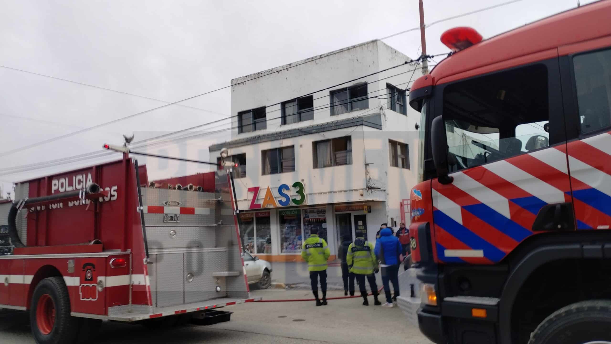Principio de incendio en la planta alta del local Zas3