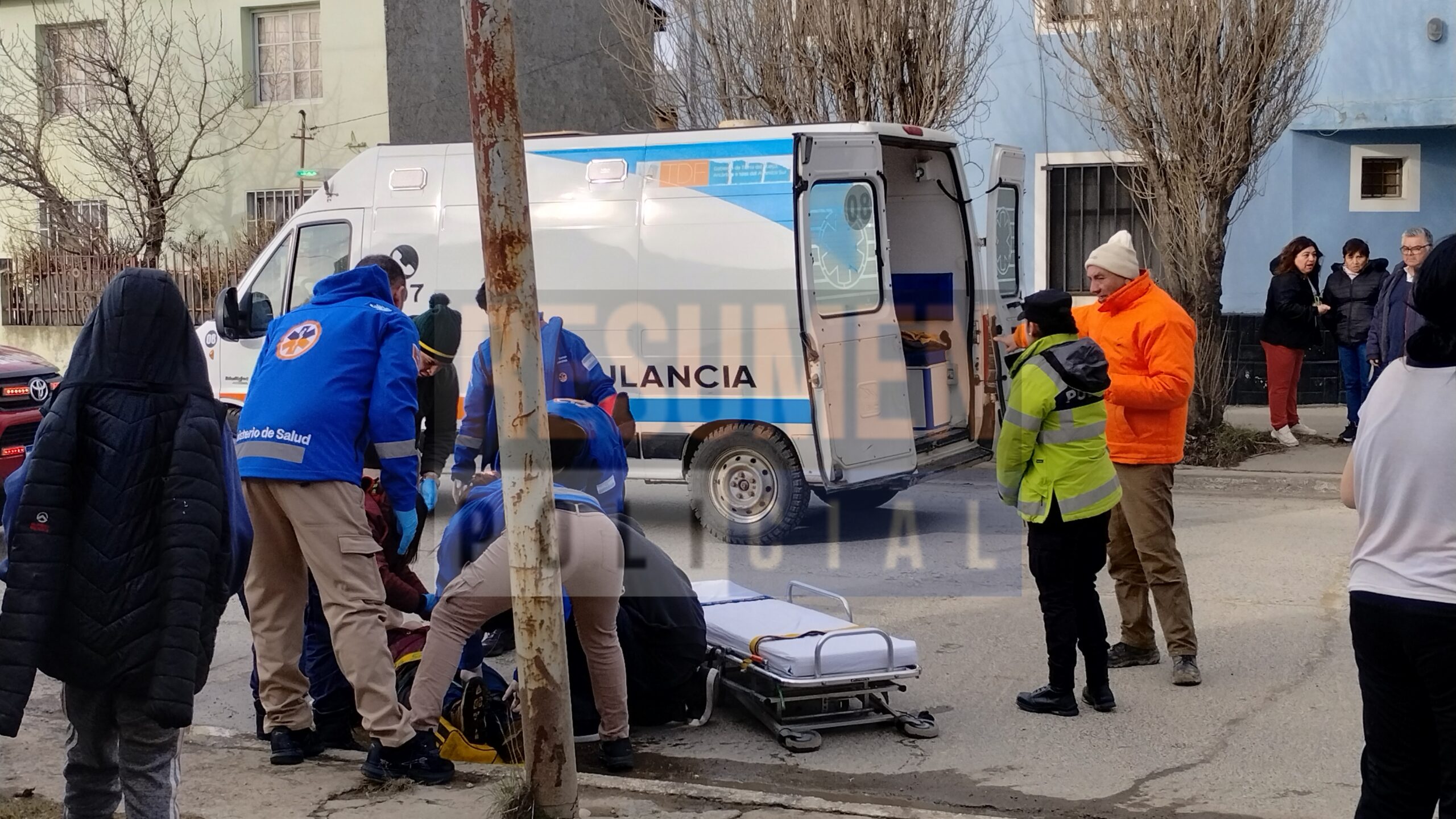 Una mujer fue violentamente atropellada mientras cruzaba la calle