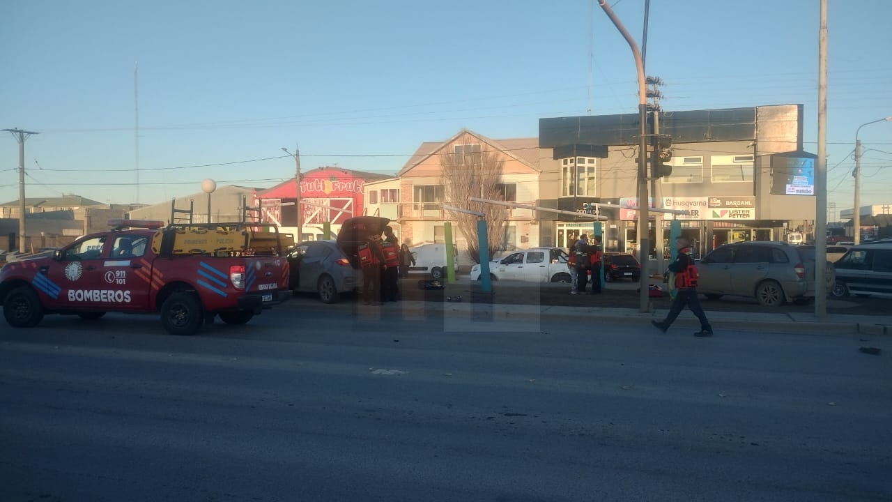 Violento accidente de tránsito con dos personas trasladadas al hospital