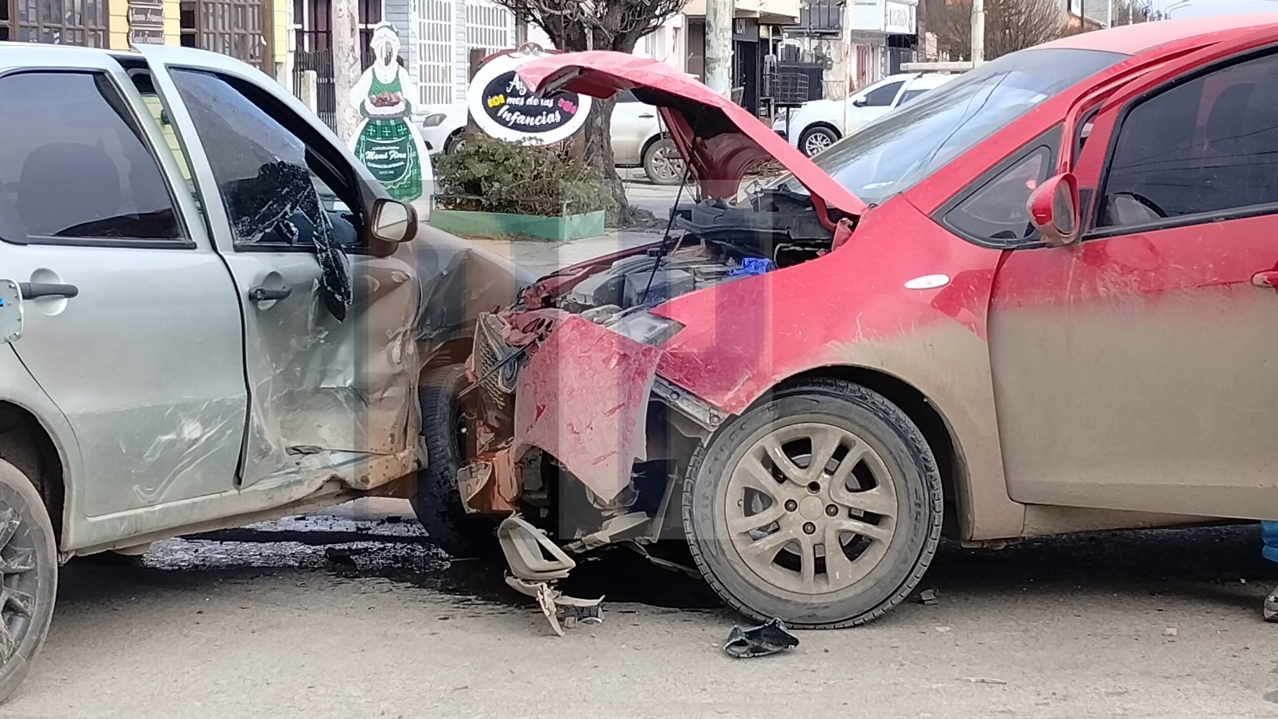 Violento accidente de tránsito en una intersección semaforizada