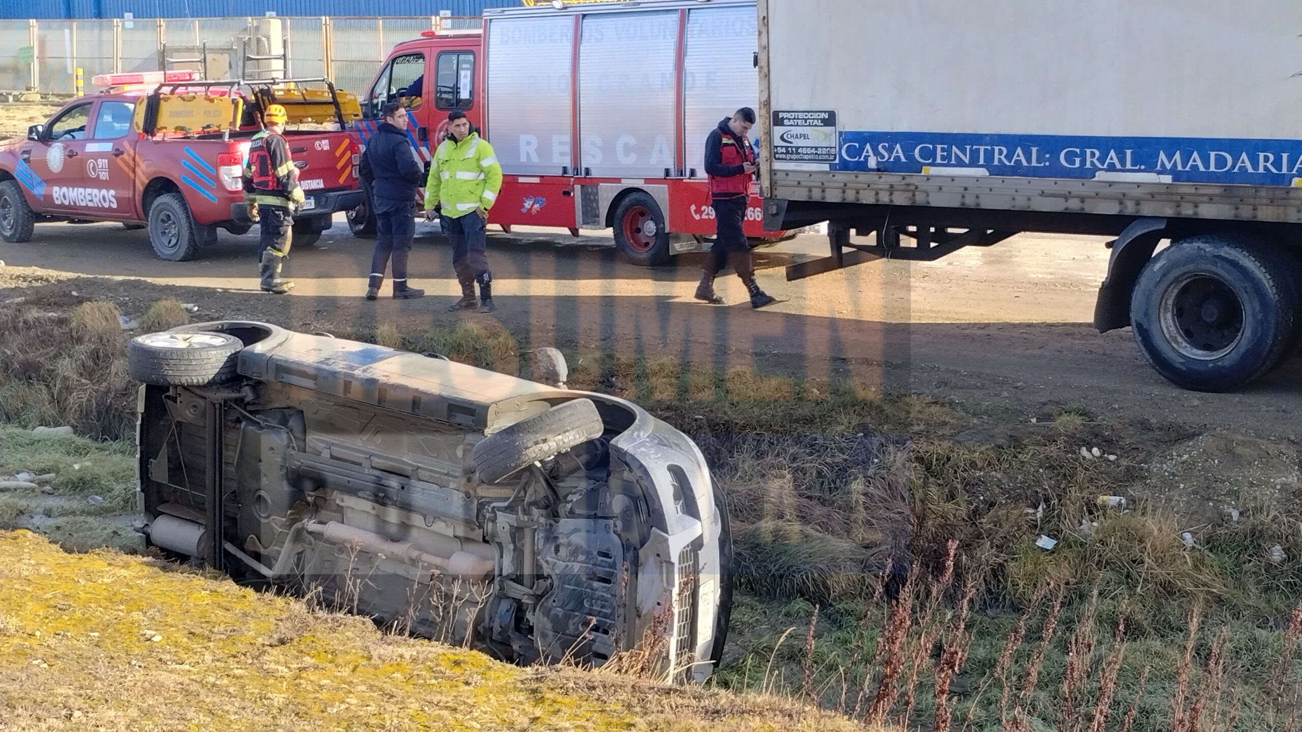 Despiste seguido de vuelco, el vehículo cayó en un zanjón