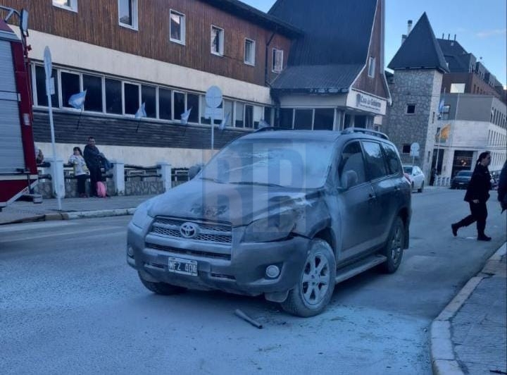 Principio de incendio en un vehículo en pleno centro de Ushuaia: no hubo heridos