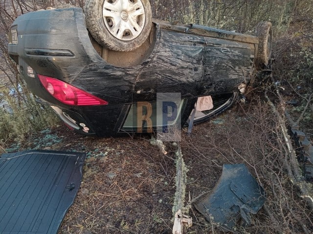 Violento vuelco de un automóvil en ruta 3 para terminar dentro del bosque con 2 ocupantes golpeados