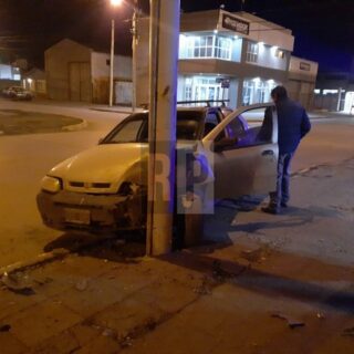 Otro conductor en estado de ebriedad impactó una columna por las calles de Río Grande