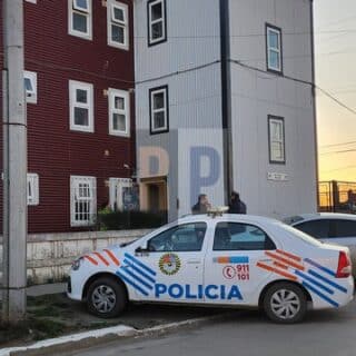 Investigan extraña muerte de un hombre de 47 años en un departamento de Chacra13 y detuvieron a su hermano